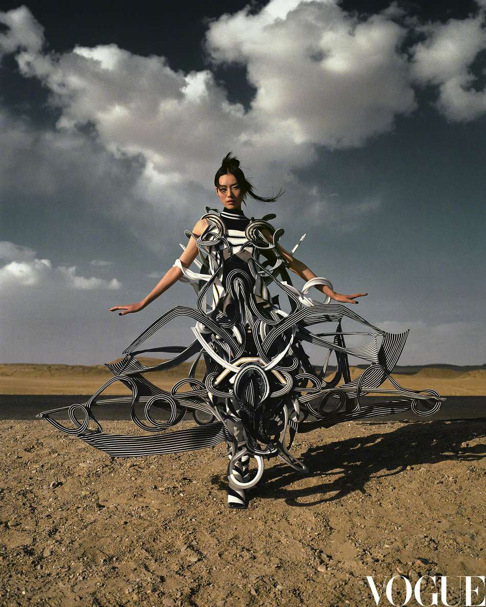 刘雯置身青海湖畔演绎野性魅力