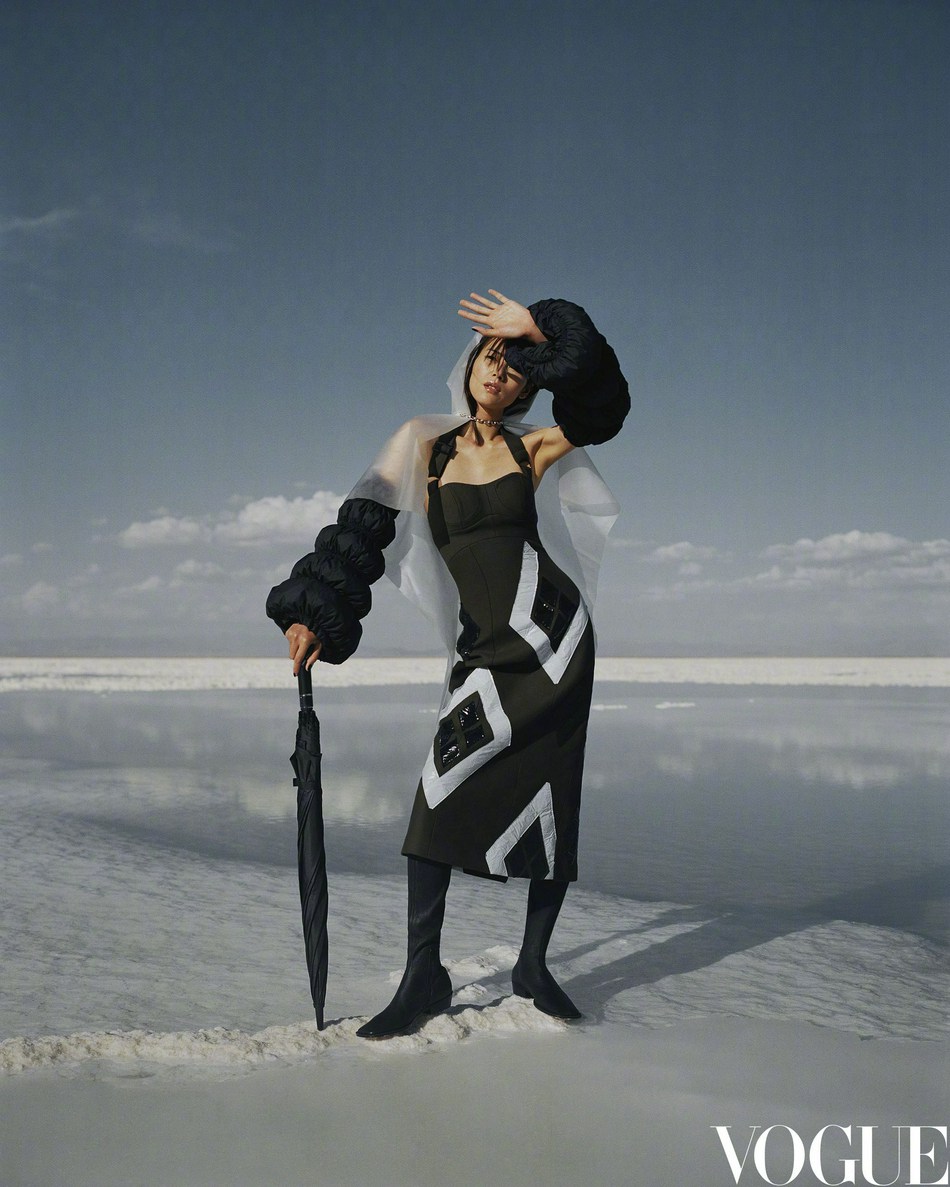 刘雯置身青海湖畔演绎野性魅力