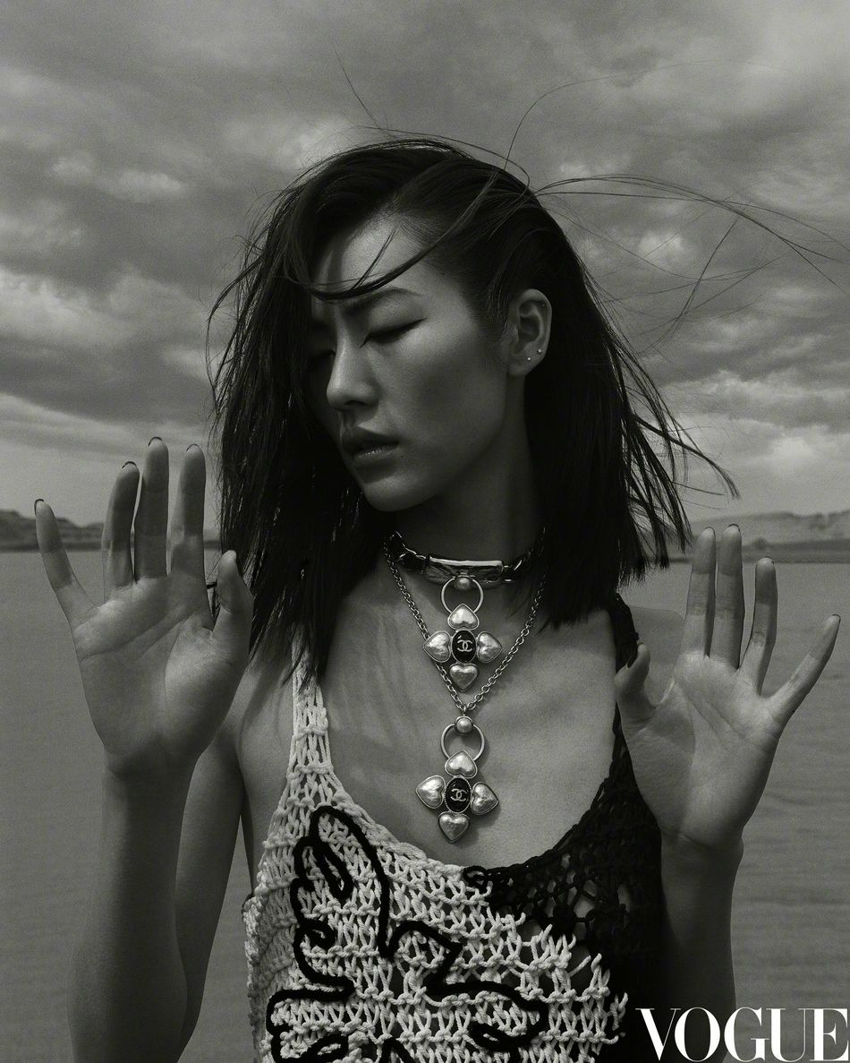 刘雯置身青海湖畔演绎野性魅力