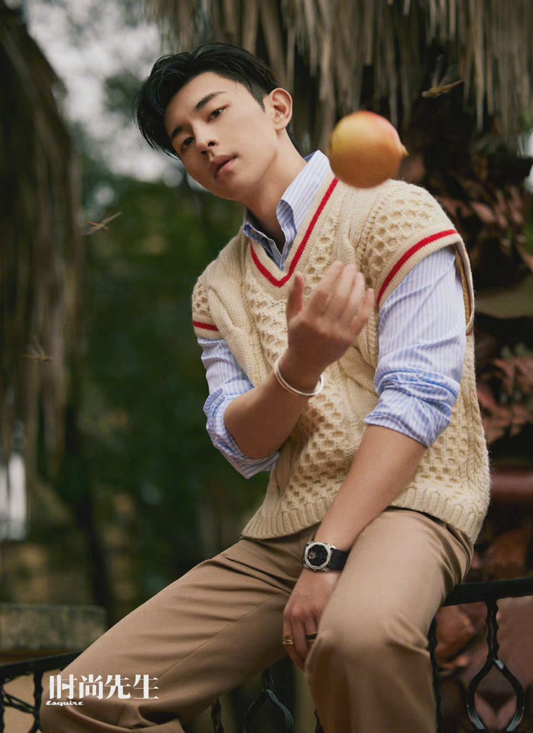 邓伦《时尚先生》十月清冷气质秋意庭院大片