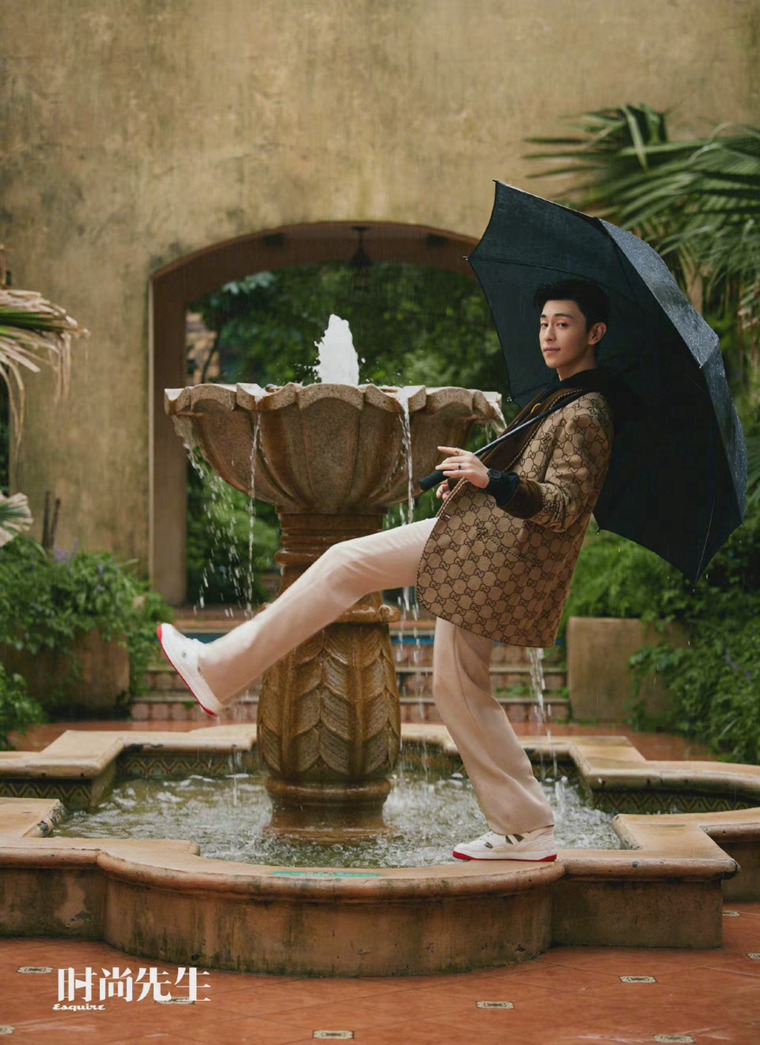 邓伦《时尚先生》十月清冷气质秋意庭院大片