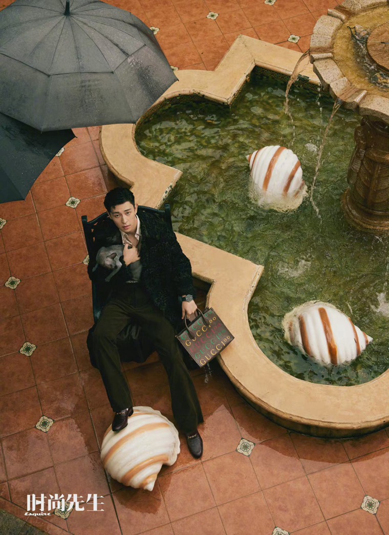 邓伦《时尚先生》十月清冷气质秋意庭院大片