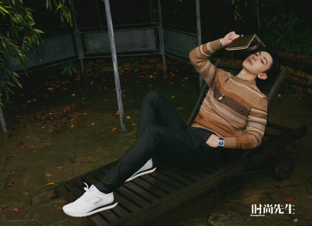 邓伦《时尚先生》十月清冷气质秋意庭院大片