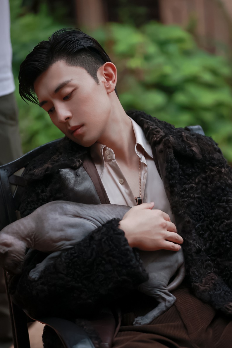 邓伦《时尚先生》十月清冷气质秋意庭院大片