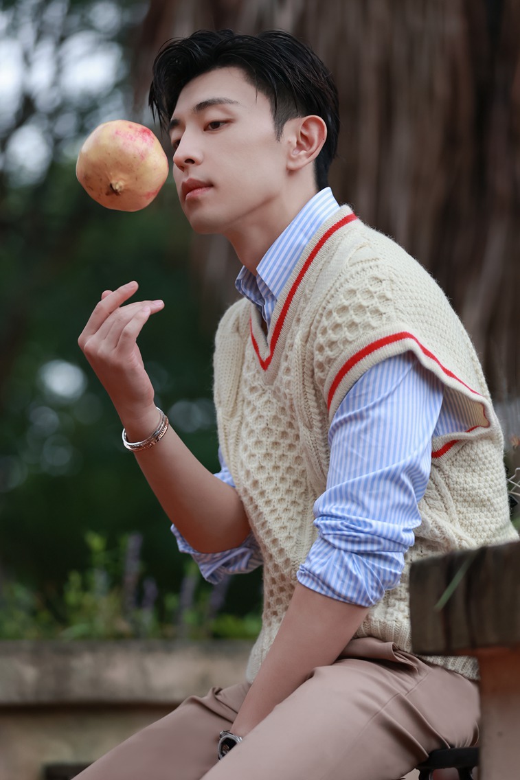 邓伦《时尚先生》十月清冷气质秋意庭院大片