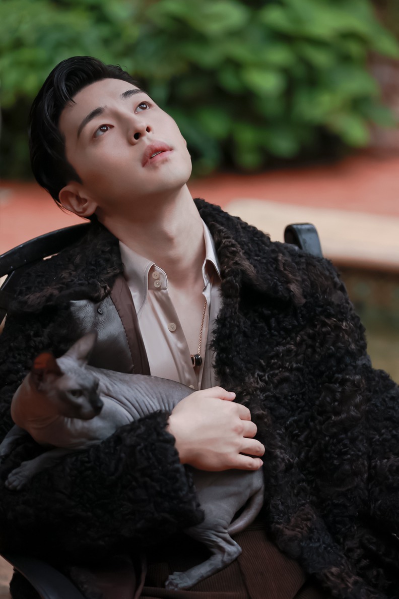 邓伦《时尚先生》十月清冷气质秋意庭院大片