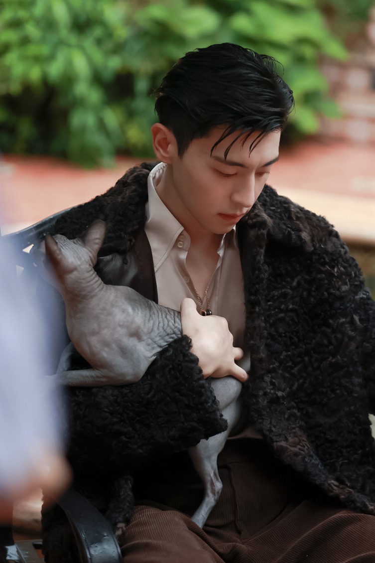 邓伦《时尚先生》十月清冷气质秋意庭院大片