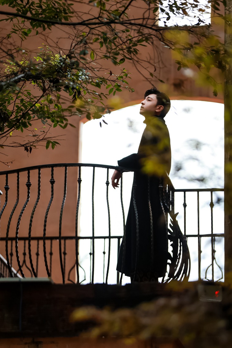 邓伦《时尚先生》十月清冷气质秋意庭院大片