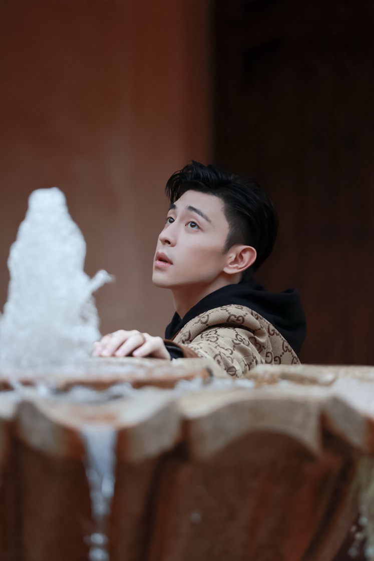 邓伦《时尚先生》十月清冷气质秋意庭院大片