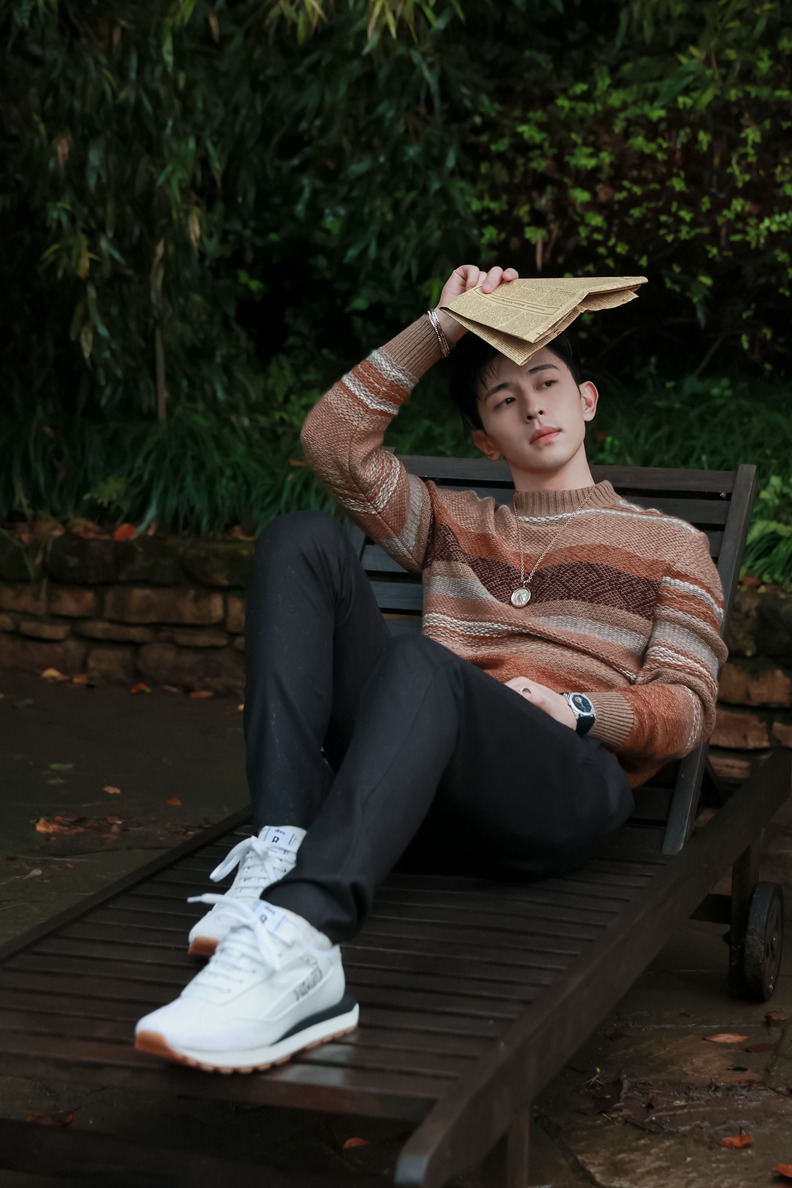 邓伦《时尚先生》十月清冷气质秋意庭院大片