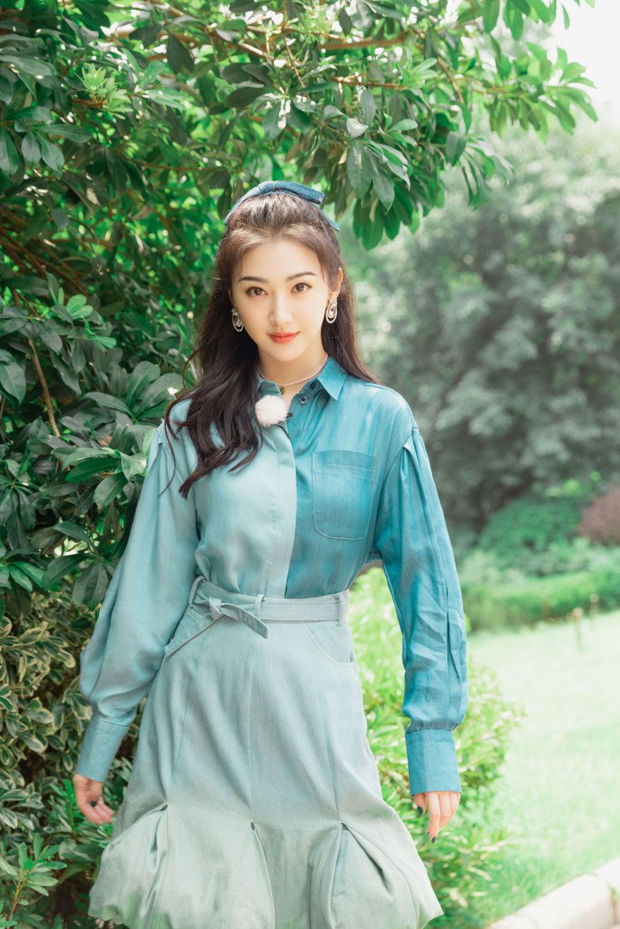 景甜头戴蝴蝶结少女感十足写真