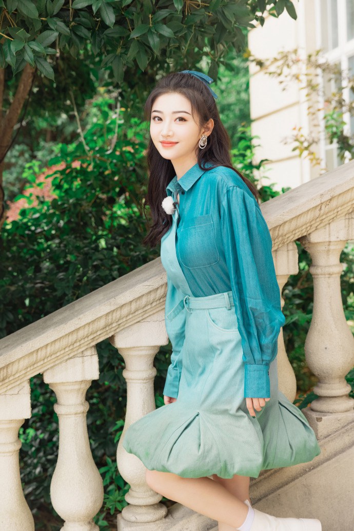 景甜头戴蝴蝶结少女感十足写真