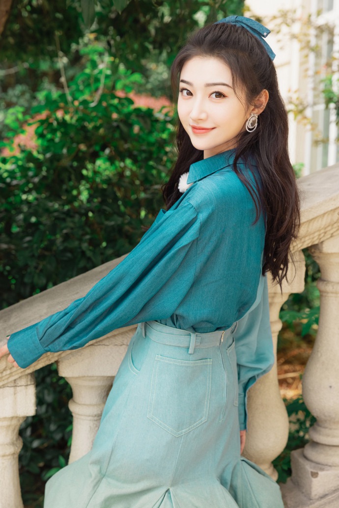 景甜头戴蝴蝶结少女感十足写真