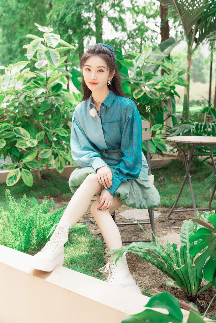 景甜头戴蝴蝶结少女感十足写真