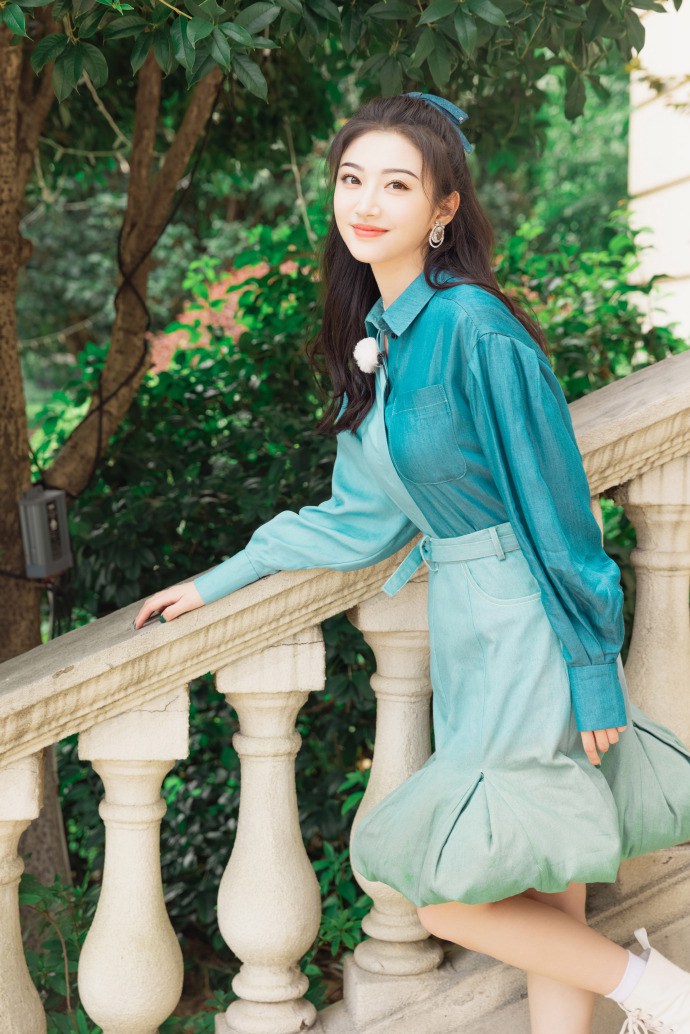 景甜头戴蝴蝶结少女感十足写真