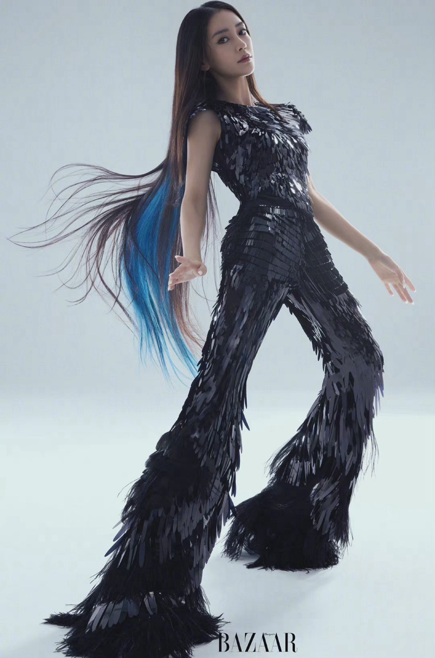Angelababy《时尚芭莎》蓝发挑染造型冷艳写真
