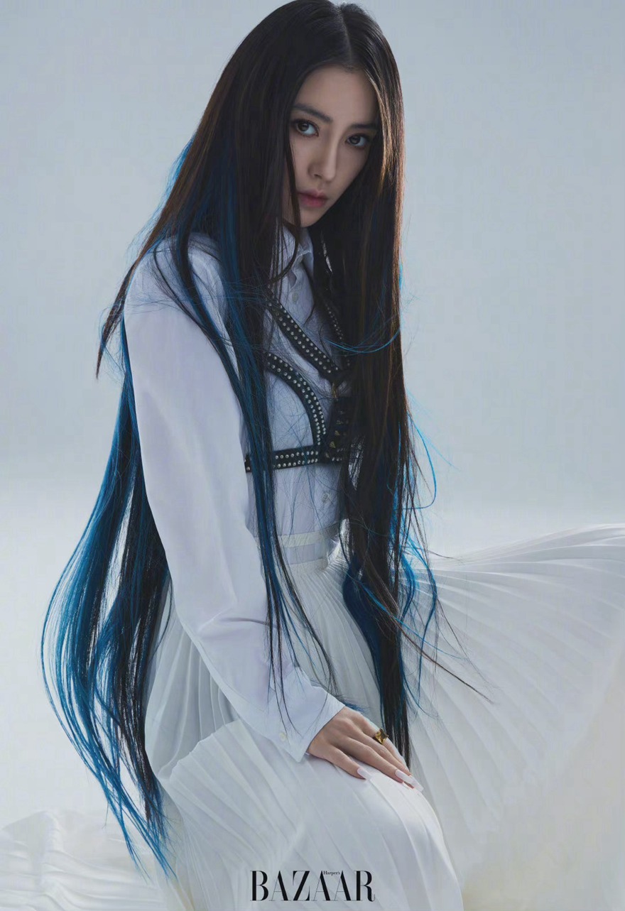 Angelababy《时尚芭莎》蓝发挑染造型冷艳写真