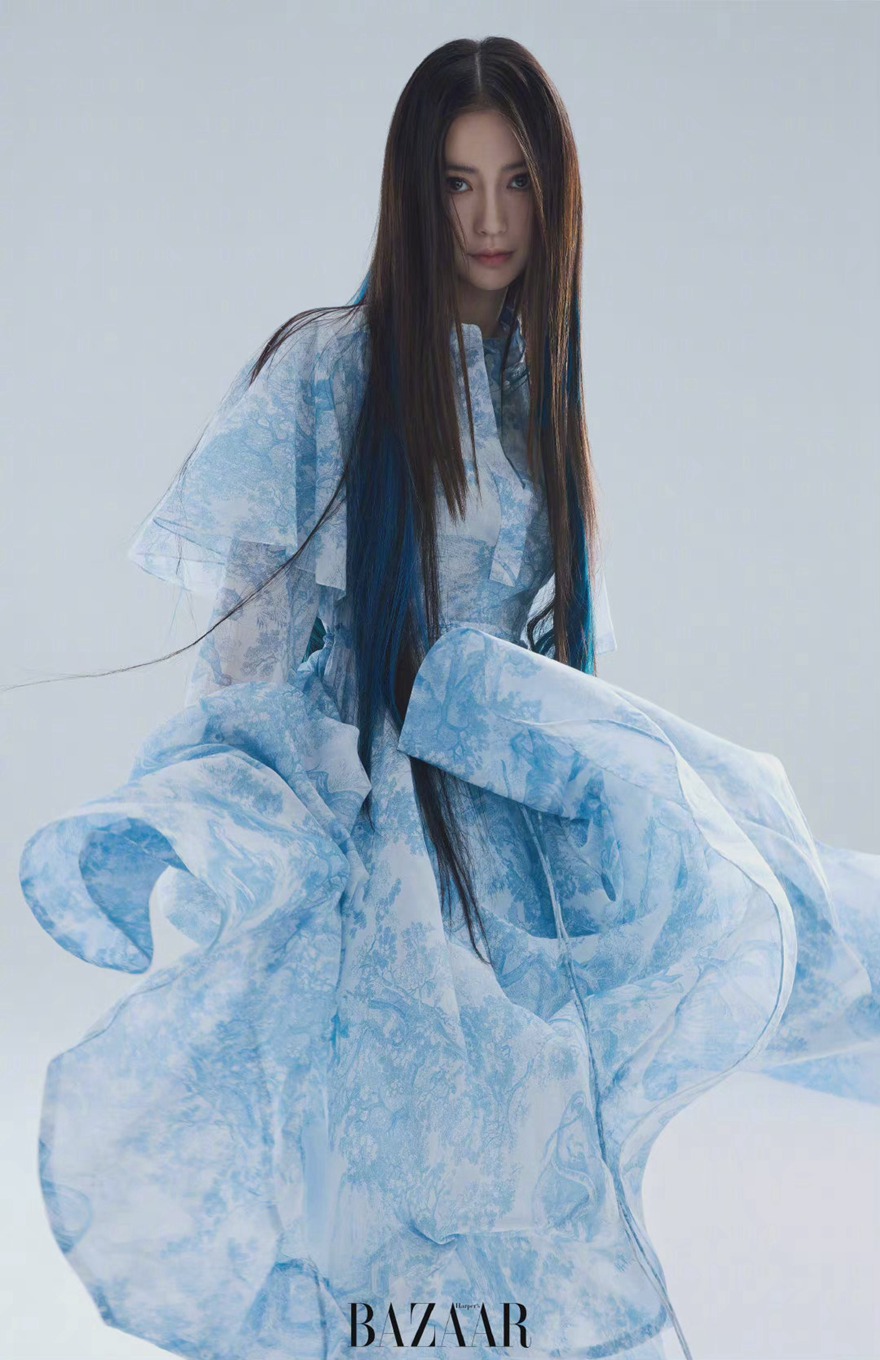 Angelababy《时尚芭莎》蓝发挑染造型冷艳写真