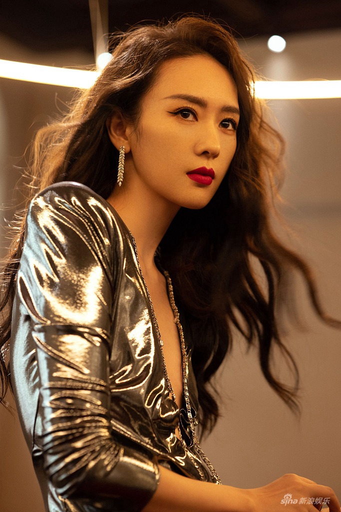 童瑶深V开衩礼服妩媚妖娆写真