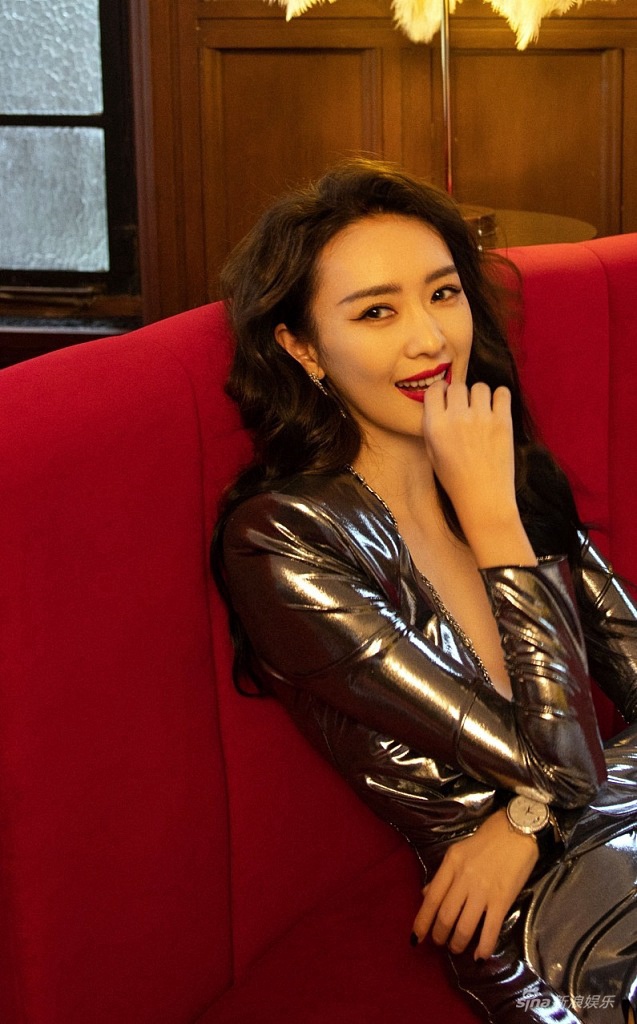 童瑶深V开衩礼服妩媚妖娆写真