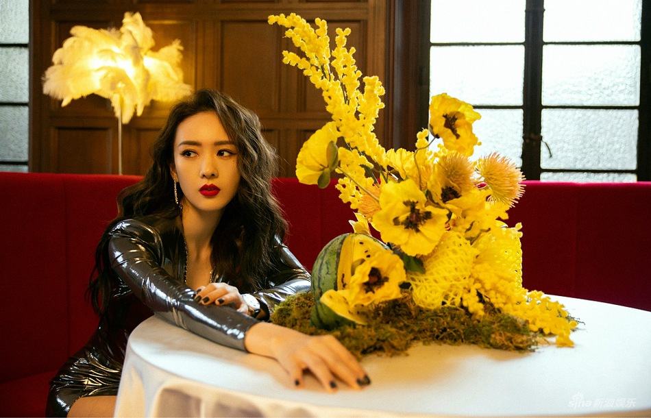 童瑶深V开衩礼服妩媚妖娆写真