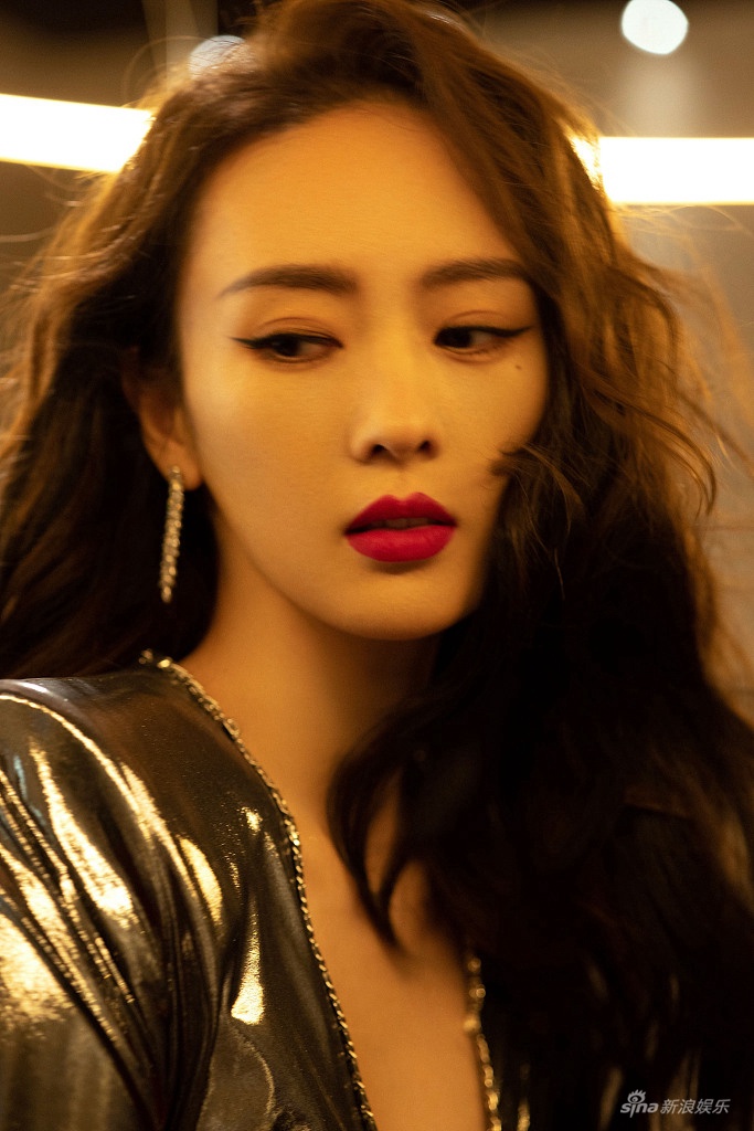 童瑶深V开衩礼服妩媚妖娆写真