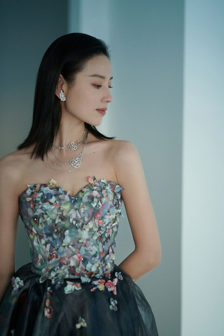 董洁抹胸花瓣长裙温婉优雅写真