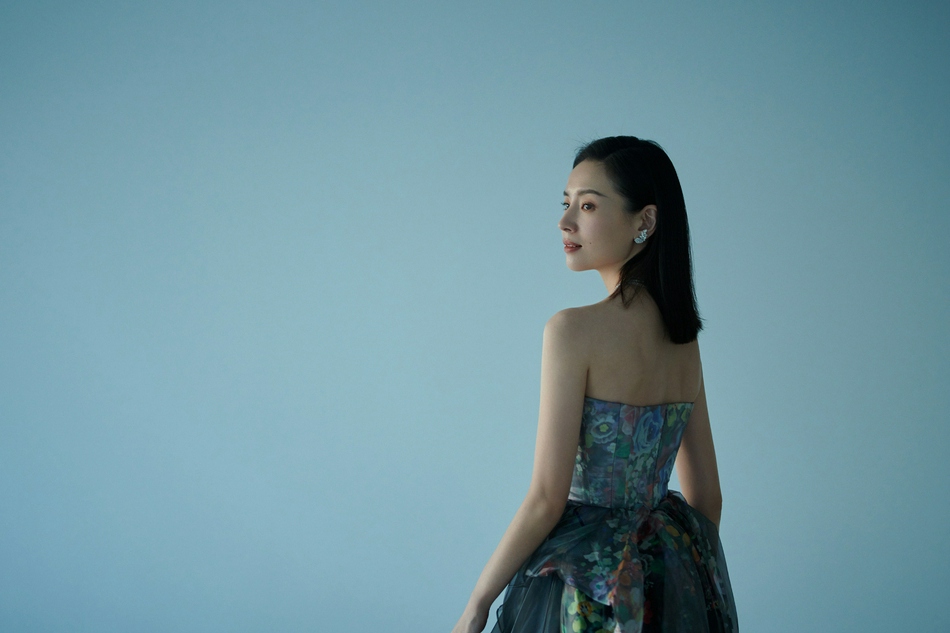 董洁抹胸花瓣长裙温婉优雅写真