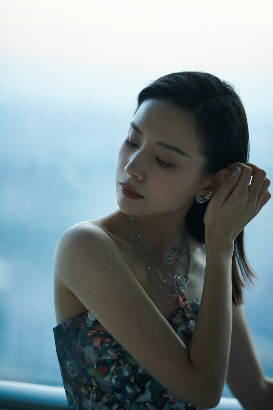 董洁抹胸花瓣长裙温婉优雅写真