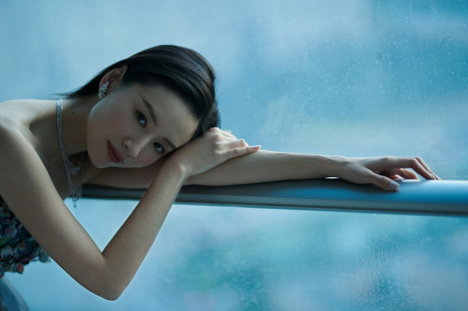 董洁抹胸花瓣长裙温婉优雅写真