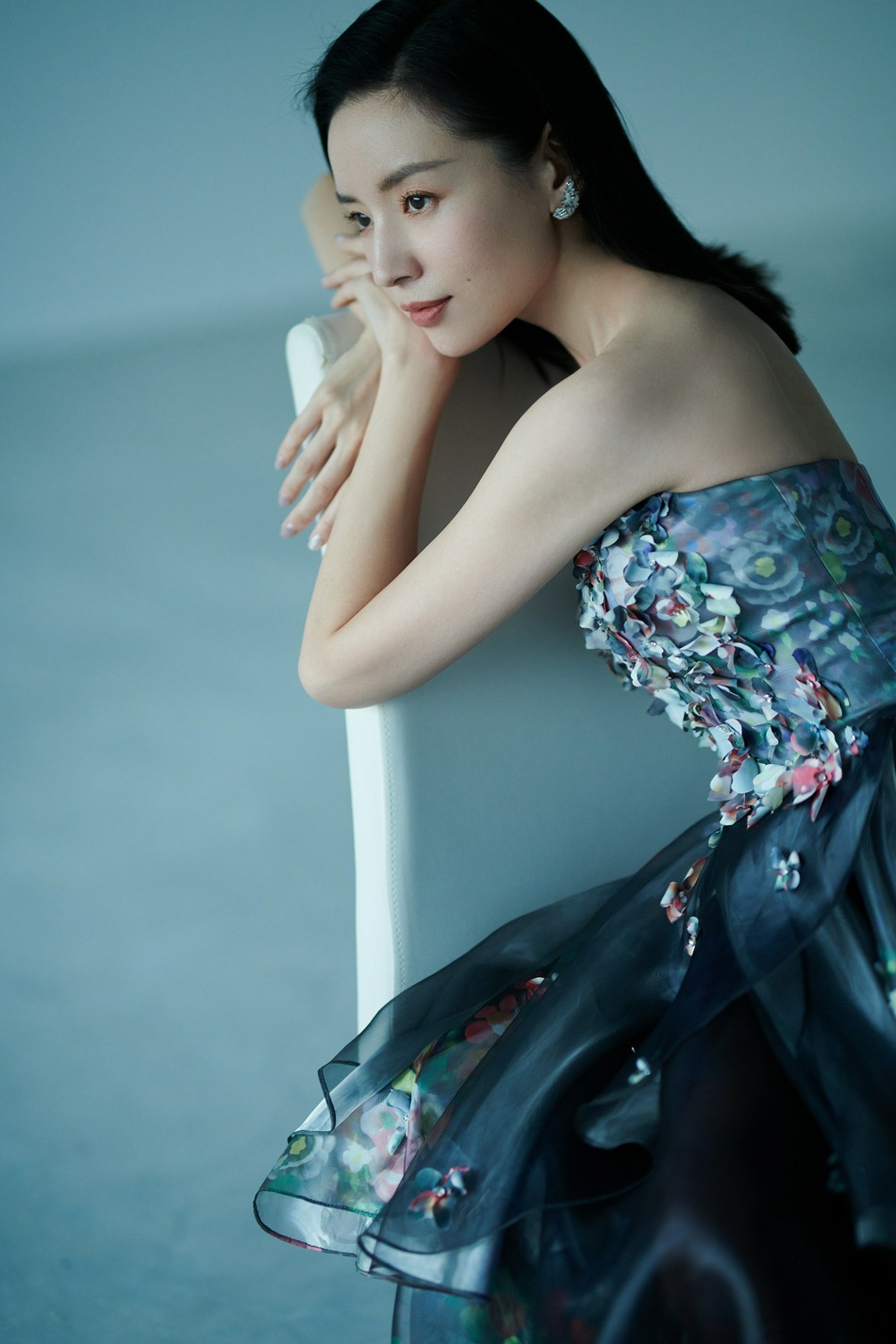 董洁抹胸花瓣长裙温婉优雅写真