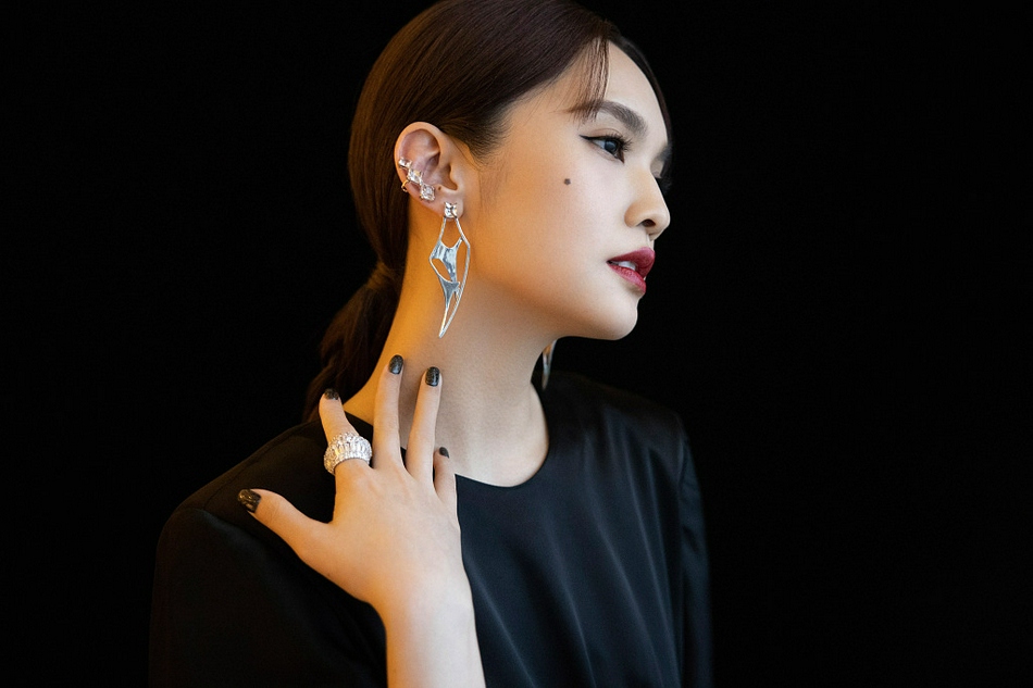 杨丞琳黑色缎面长裙气质满分写真