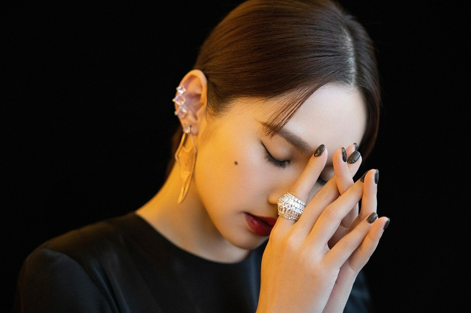 杨丞琳黑色缎面长裙气质满分写真