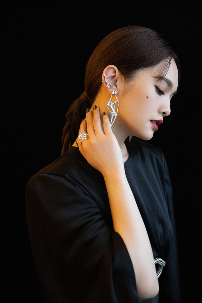 杨丞琳黑色缎面长裙气质满分写真