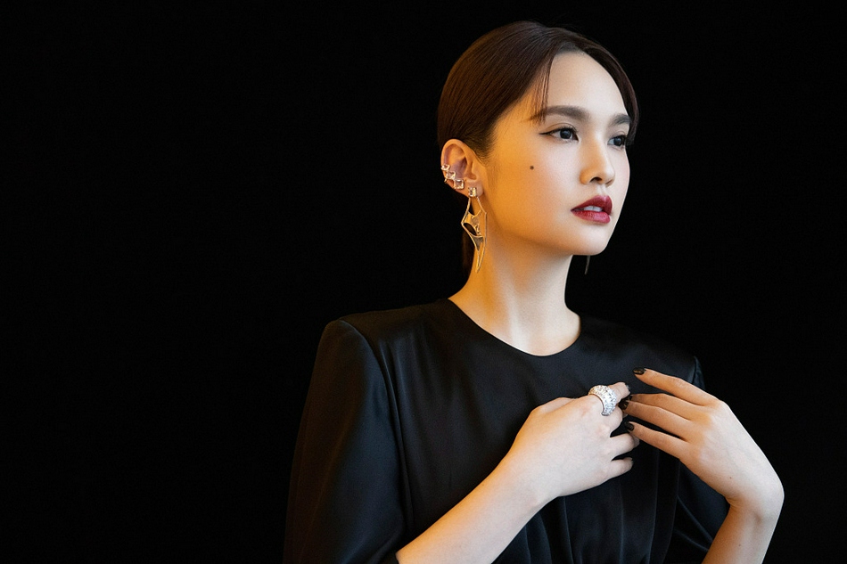 杨丞琳黑色缎面长裙气质满分写真