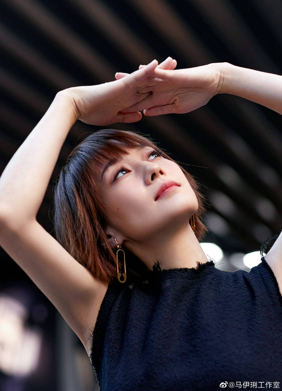 马伊P利落短发知性干练街拍写真