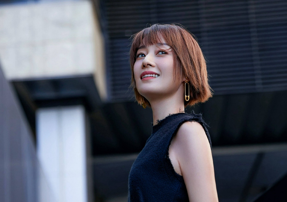 马伊P利落短发知性干练街拍写真