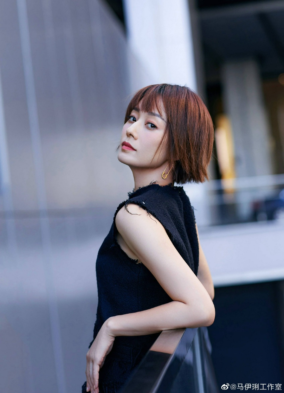 马伊P利落短发知性干练街拍写真
