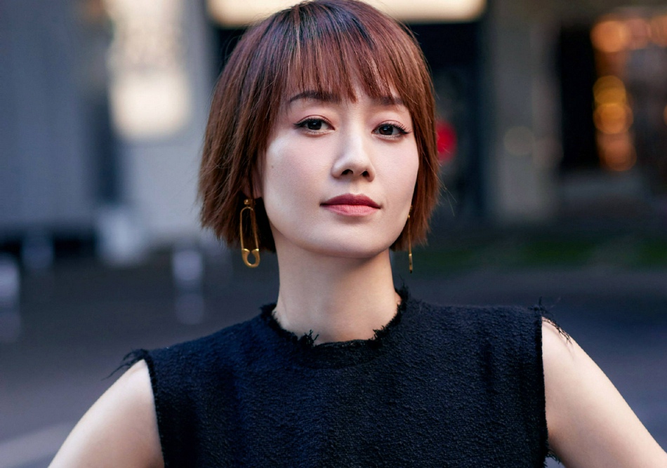 马伊P利落短发知性干练街拍写真
