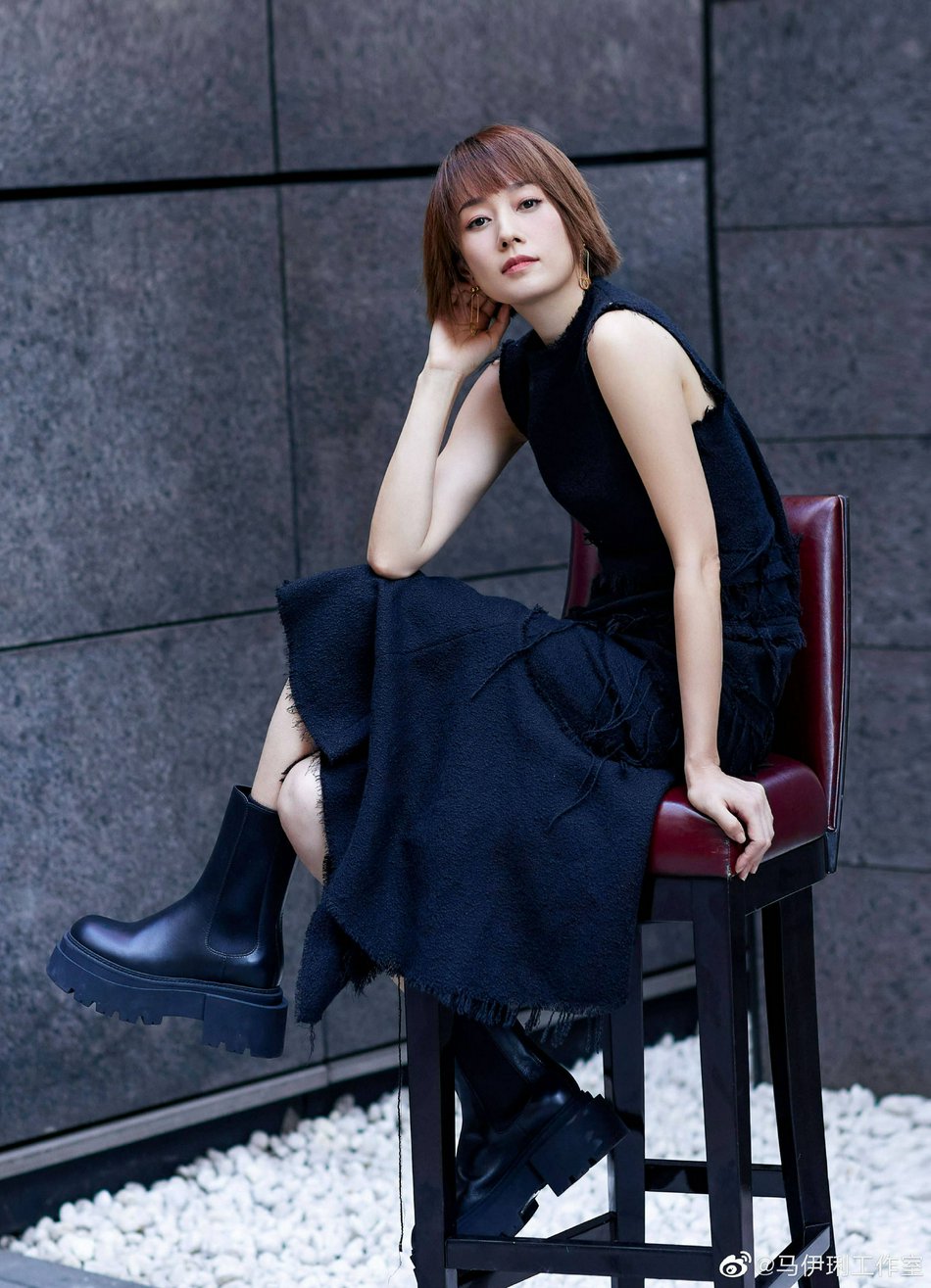 马伊P利落短发知性干练街拍写真