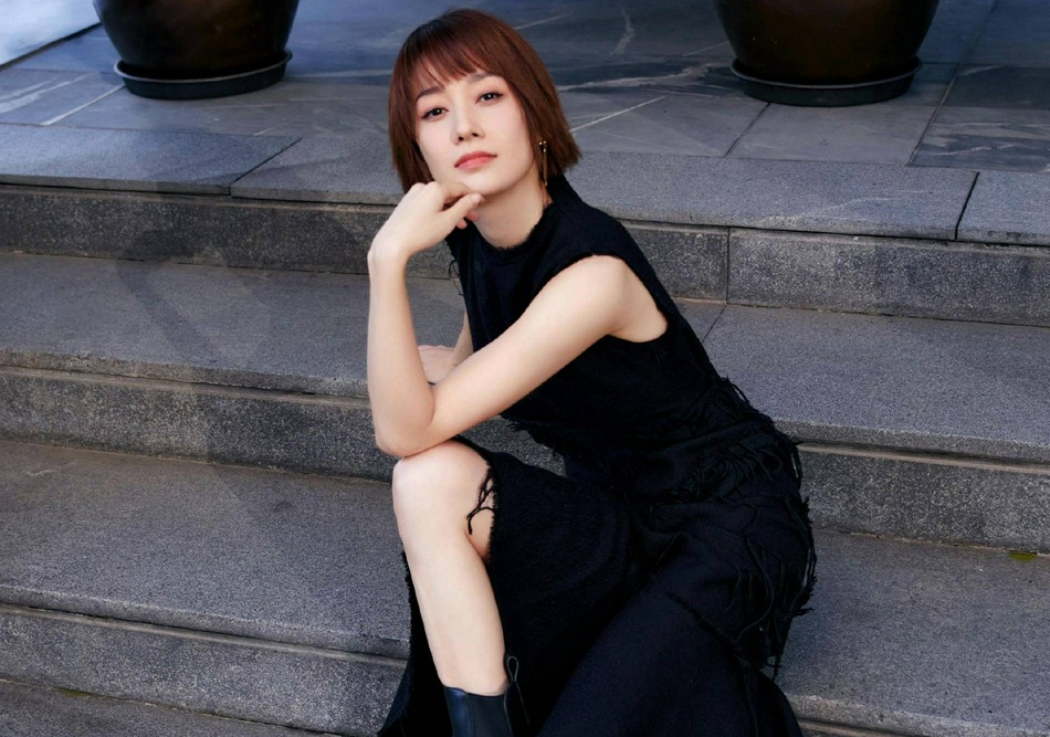 马伊P利落短发知性干练街拍写真