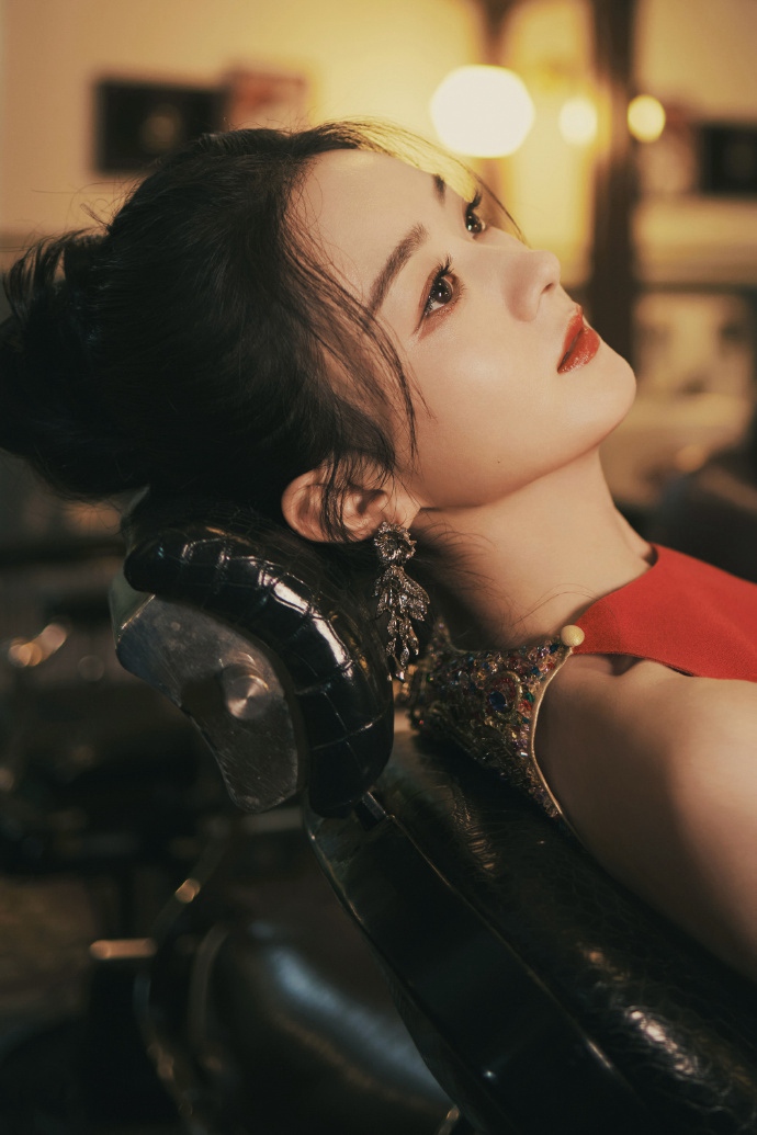 赵丽颖金色流苏红裙复古华丽写真