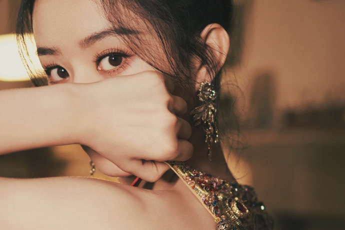 赵丽颖金色流苏红裙复古华丽写真