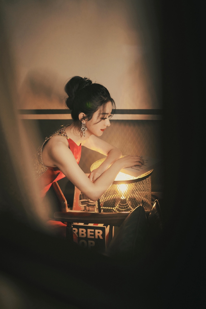 赵丽颖金色流苏红裙复古华丽写真