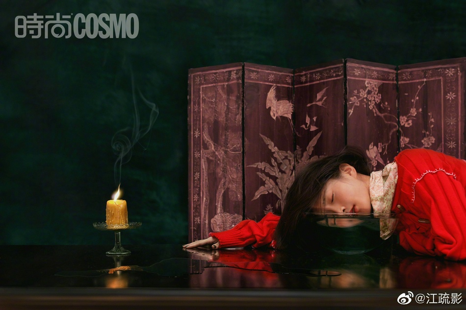 江疏影化身油画美女慵懒十足写真