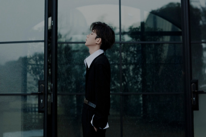 王源全黑造型痞帅十足写真帅照