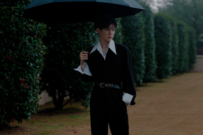 王源全黑造型痞帅十足写真帅照