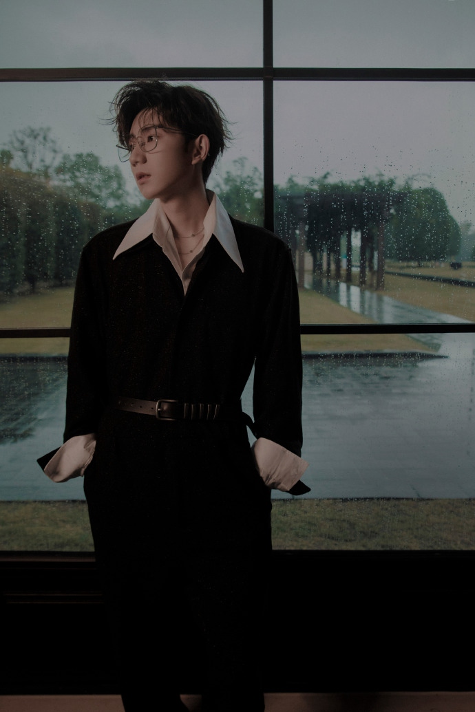 王源全黑造型痞帅十足写真帅照