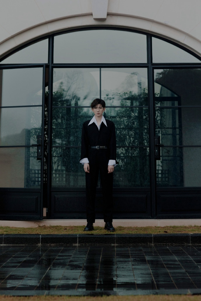 王源全黑造型痞帅十足写真帅照