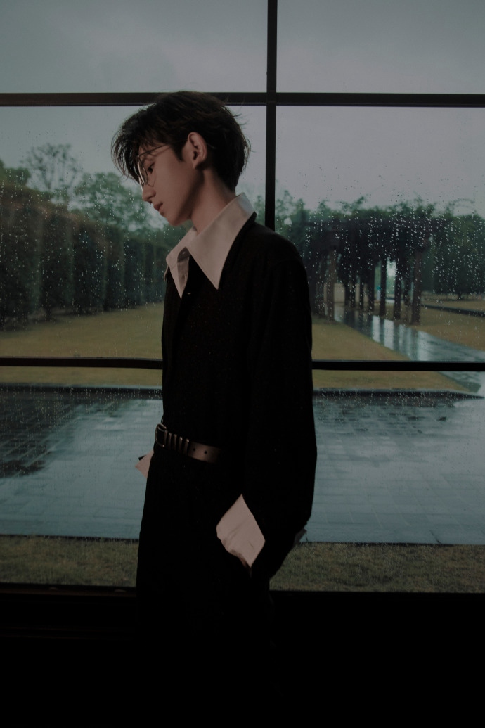 王源全黑造型痞帅十足写真帅照